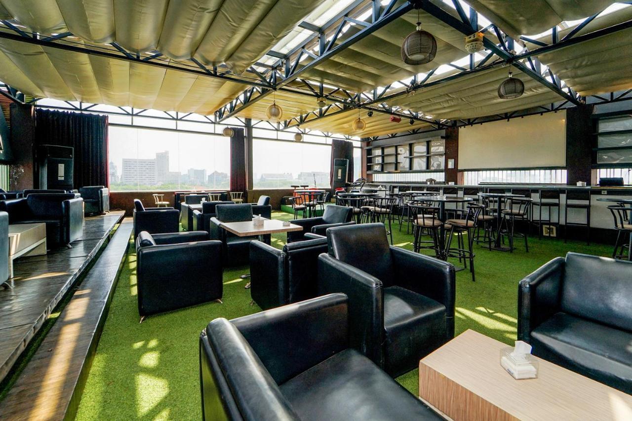 Maumu Hotel & Lounge سورابايا المظهر الخارجي الصورة